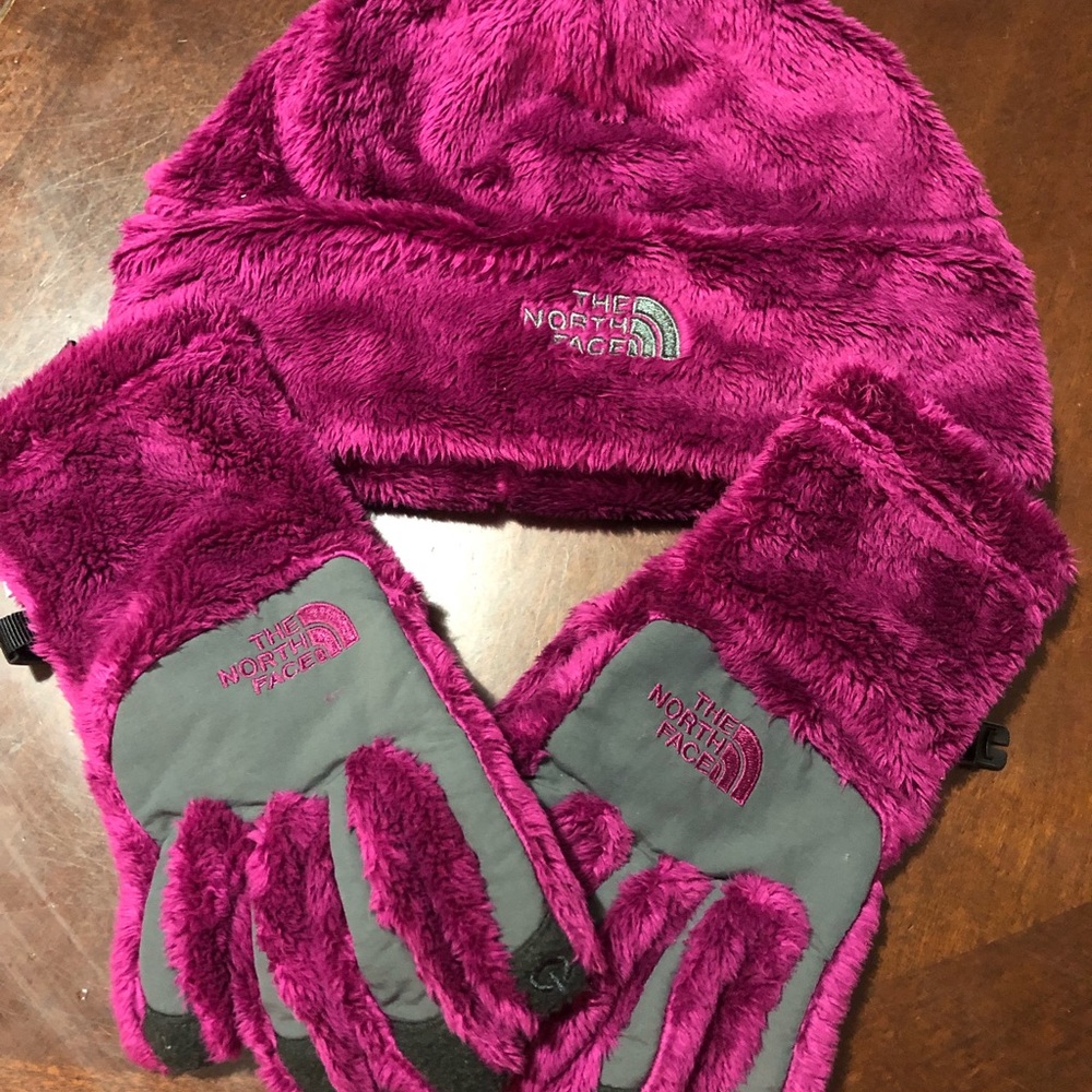 The North Face hat and gloves. Girls medium